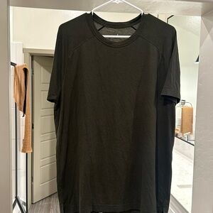 ALO yoga men large Triumph t shirt, olive green color